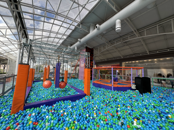 Shopping Estação inaugura parque de quase 400 m² com piscina de bolinhas, camas elásticas e parede de escalada 