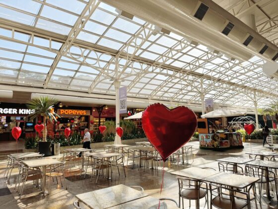 Balões de coração encantam o Dia dos Namorados no Shopping Estação