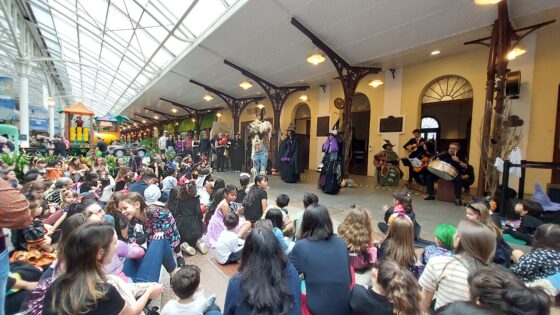 Shopping Estação prepara super programação de Halloween com corrida infantil, caça aos doces e show musical 